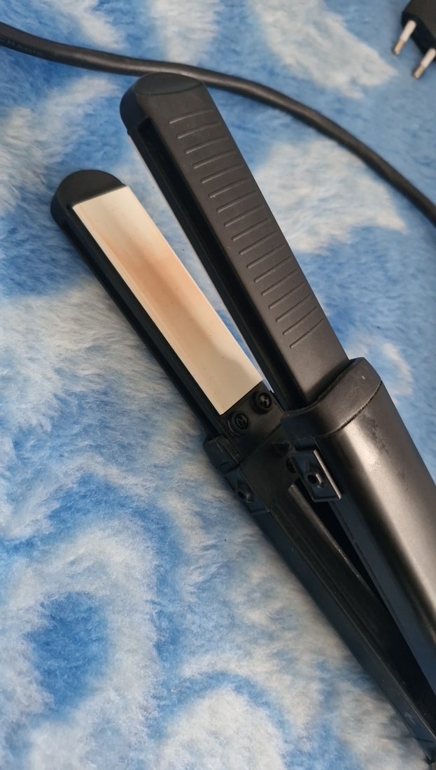 Siyah saç düzleştiçisi - Görsel 4