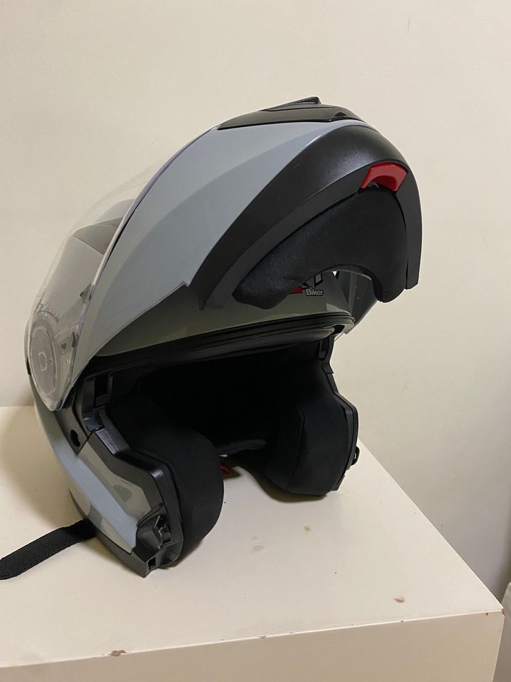 Gri Biker Kask, Metal Tokalı, Minimalist Desenli - Görsel 4