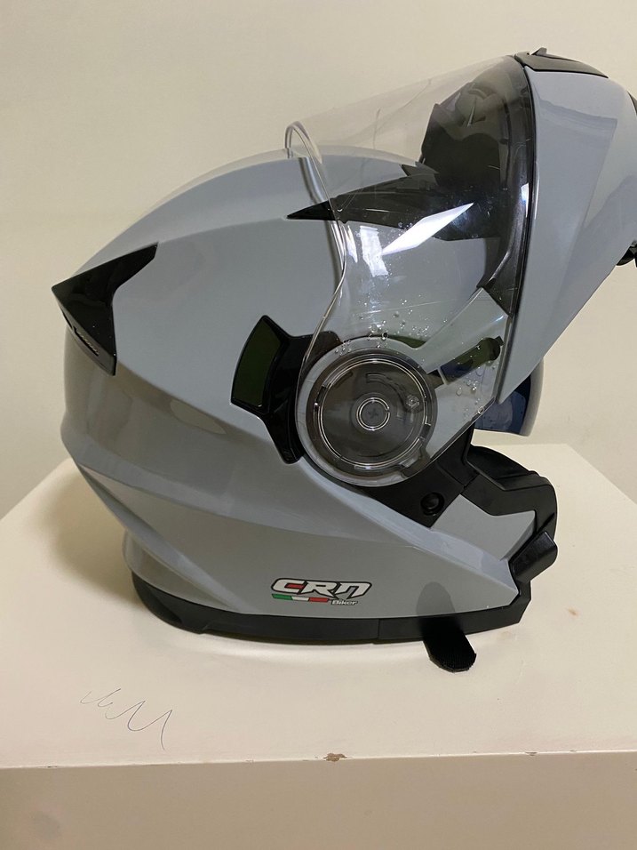 Gri Biker Kask, Metal Tokalı, Minimalist Desenli - Görsel 2