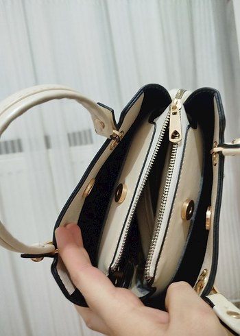 sıfır üründür
Beyaz Parlak Tokalı Kadın Çanta - Görsel 4