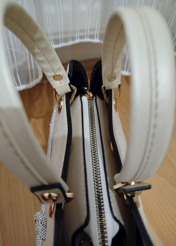 sıfır üründür
Beyaz Parlak Tokalı Kadın Çanta - Görsel 5