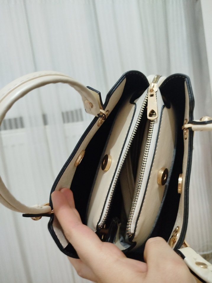 sıfır üründür
Beyaz Parlak Tokalı Kadın Çanta - Görsel 4