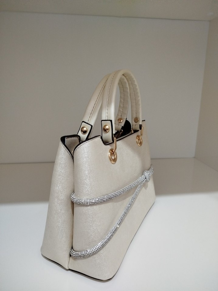 sıfır üründür
Beyaz Parlak Tokalı Kadın Çanta - Görsel 2