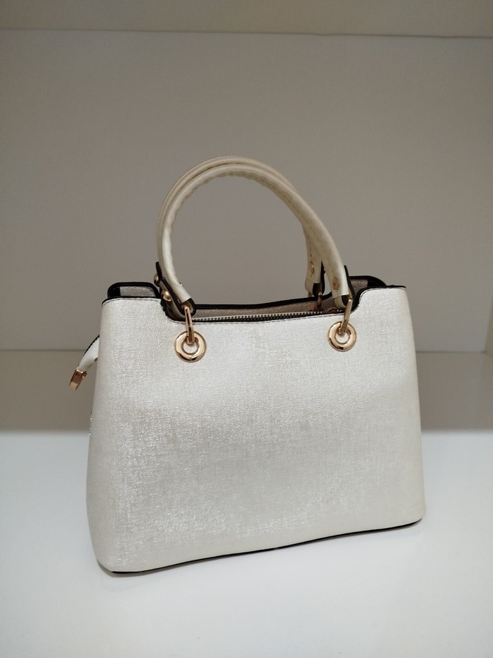 sıfır üründür
Beyaz Parlak Tokalı Kadın Çanta - Görsel 3