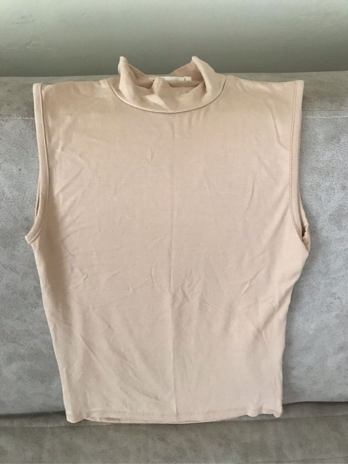 Esnek Kumaşlı Bej Yüksek Yakalı Kolsuz Bluz - Görsel 2