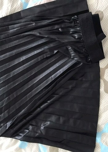 Siyah Parlak Pileli Uzun Etek - Görsel 2