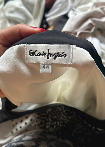 Önü Payetli Beyaz Siyah Detaylı Bluz - Görsel 2