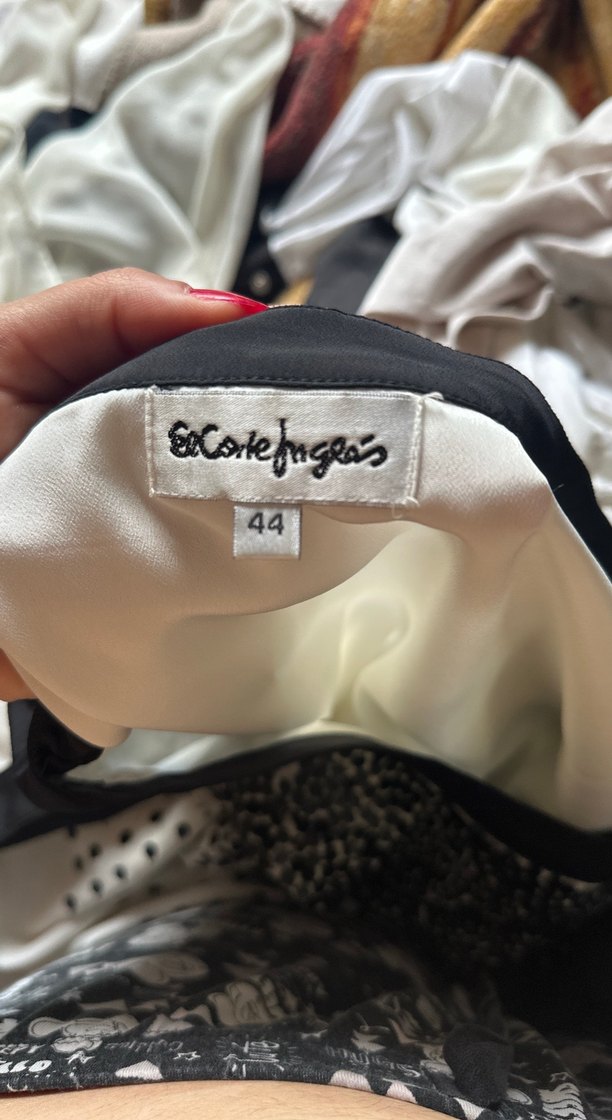 Önü Payetli Beyaz Siyah Detaylı Bluz - Görsel 2