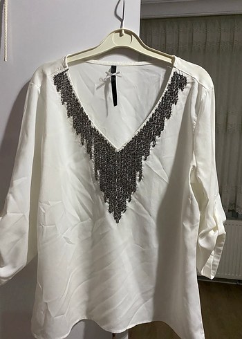 Zincir Detaylı V Yaka Beyaz Bohem Bluz