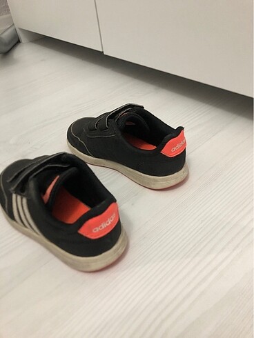 27 Beden Adidas çocuk ayakkabısı