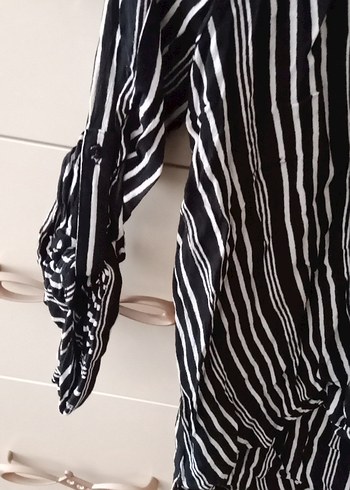 34 Beden V Yaka Çizgili Siyah Kadın Gömlek