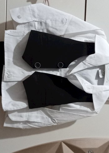 Çocuklar için Beyaz Gömlek ve kumaş pantolon Siyah Yelek Takım - Görsel 3