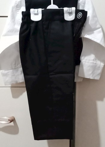 Çocuklar için Beyaz Gömlek ve kumaş pantolon Siyah Yelek Takım - Görsel 5