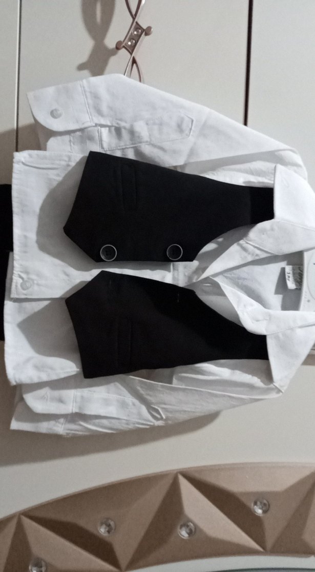 Çocuklar için Beyaz Gömlek ve kumaş pantolon Siyah Yelek Takım - Görsel 3