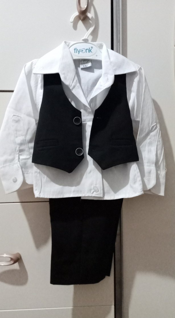 Çocuklar için Beyaz Gömlek ve kumaş pantolon Siyah Yelek Takım - Görsel 2