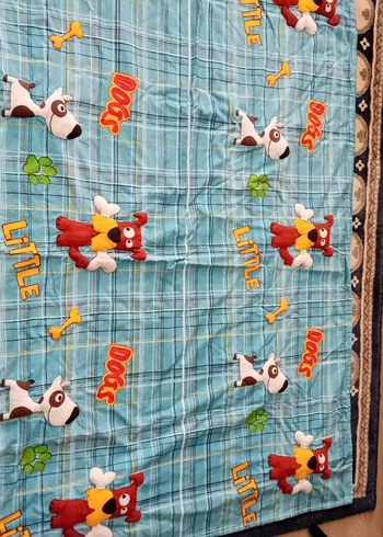 Renkli Baskılı Çocuk Yorganı ve halı üstünde kullanım saglanir - Görsel 2