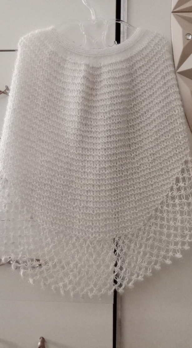 Kız Çocuk Beyaz Dantel Detaylı Örgü Pelerin - Görsel 4