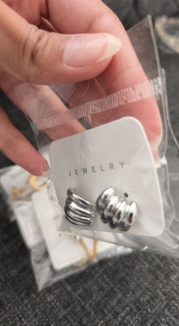 Midi Boy Altın Renkli Papatya Desenli Küpeler - Görsel 3