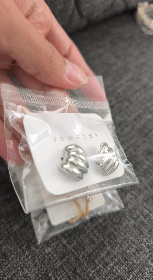 Midi Boy Altın Renkli Papatya Desenli Küpeler - Görsel 2