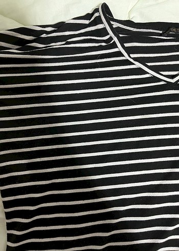 Kadın Siyah Çizgili V Yaka Kısa Kollu Tişört - Görsel 2