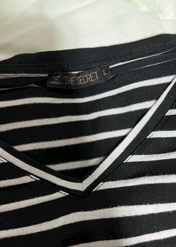 Kadın Siyah Çizgili V Yaka Kısa Kollu Tişört - Görsel 3