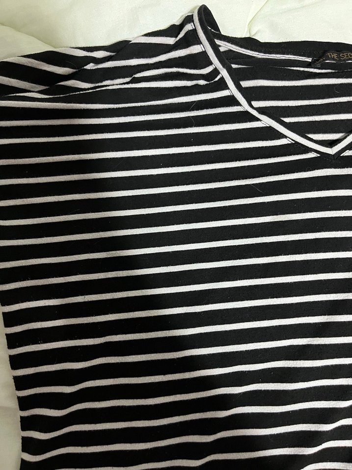 Kadın Siyah Çizgili V Yaka Kısa Kollu Tişört - Görsel 2