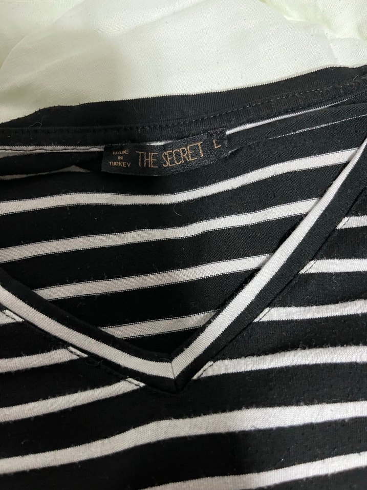 Kadın Siyah Çizgili V Yaka Kısa Kollu Tişört - Görsel 3