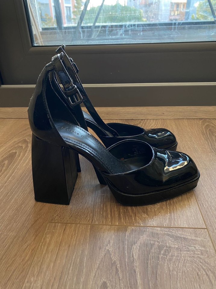 Bershka Parlak Siyah Platform Topuklu Kemerli Ayakkabı - Görsel 3