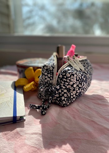 Zara Çiçek Desenli Fermuarlı Makyaj Çantası