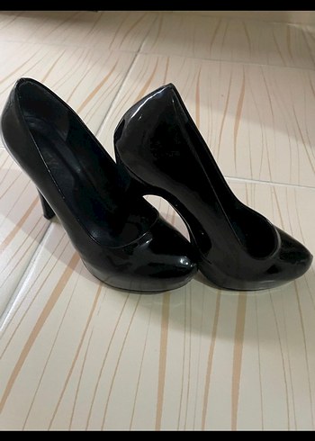 Zara Siyah Parlak Rugan Stiletto Topuklu Kadın Ayakkabı