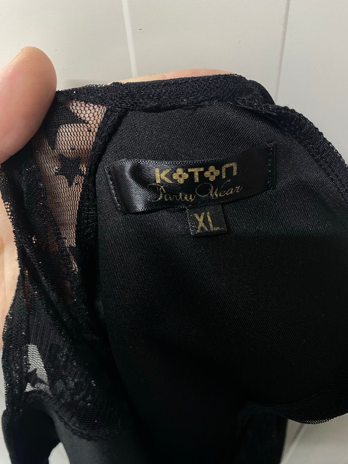 Dantel Detaylı Siyah V Yaka Kolsuz Bluz - Görsel 3