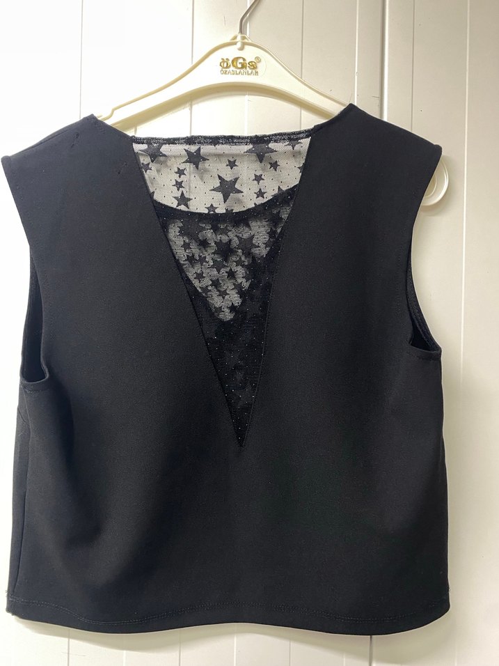 Dantel Detaylı Siyah V Yaka Kolsuz Bluz - Görsel 2