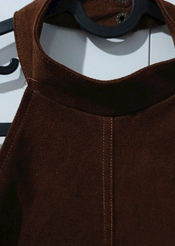 SÜET KAHVERENGİ MİNİ SIRT DEKOLTELİ ELBİSE - Görsel 3