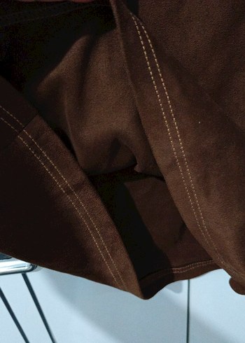 SÜET KAHVERENGİ MİNİ SIRT DEKOLTELİ ELBİSE - Görsel 4