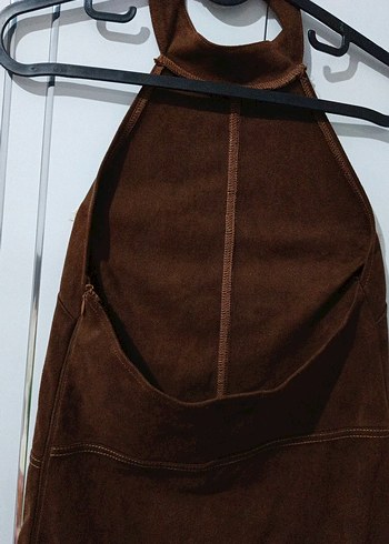 SÜET KAHVERENGİ MİNİ SIRT DEKOLTELİ ELBİSE - Görsel 6