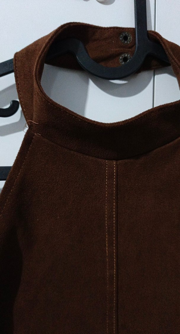 SÜET KAHVERENGİ MİNİ SIRT DEKOLTELİ ELBİSE - Görsel 3