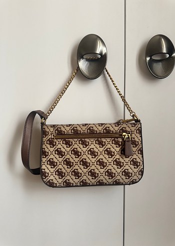 Beden Guess original monogram baget çanta