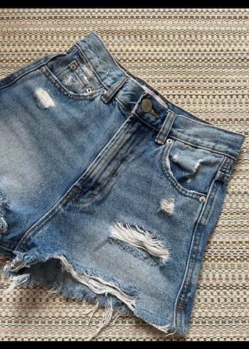 Kadın Mavi Yırtık Mini Denim Şort - Görsel 2