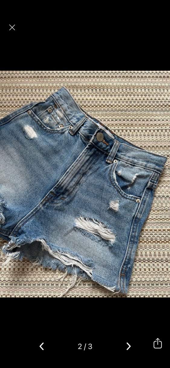 Kadın Mavi Yırtık Mini Denim Şort - Görsel 2