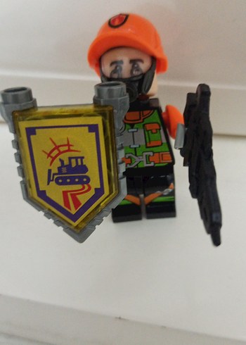Turuncu Kasklı Lego Figürü