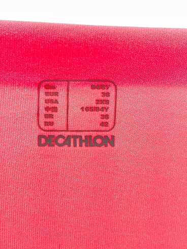 36 Beden pembe Renk Decathlon T-shirt %70 İndirimli.