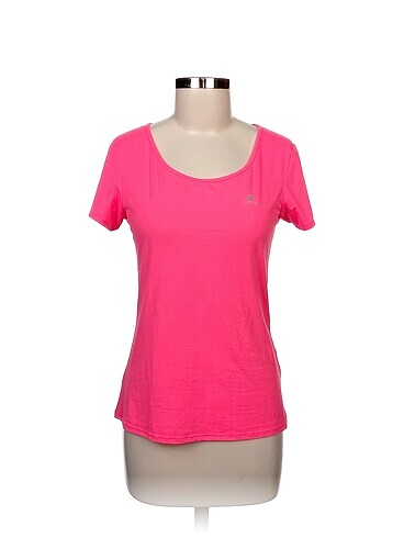 Decathlon T-shirt %70 İndirimli.