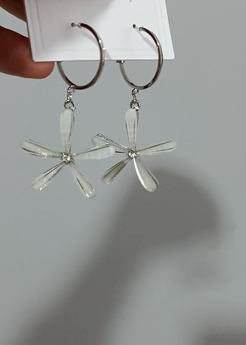 Beyaz Çiçek Desenli Mini Püsküllü Küpe - Görsel 4