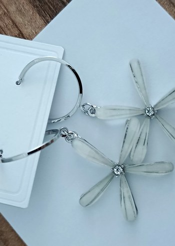 Beyaz Çiçek Desenli Mini Püsküllü Küpe - Görsel 3