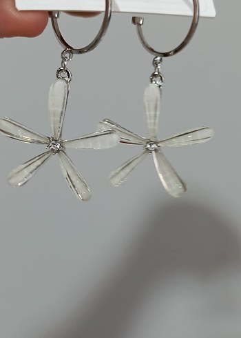 Beyaz Çiçek Desenli Mini Püsküllü Küpe - Görsel 2