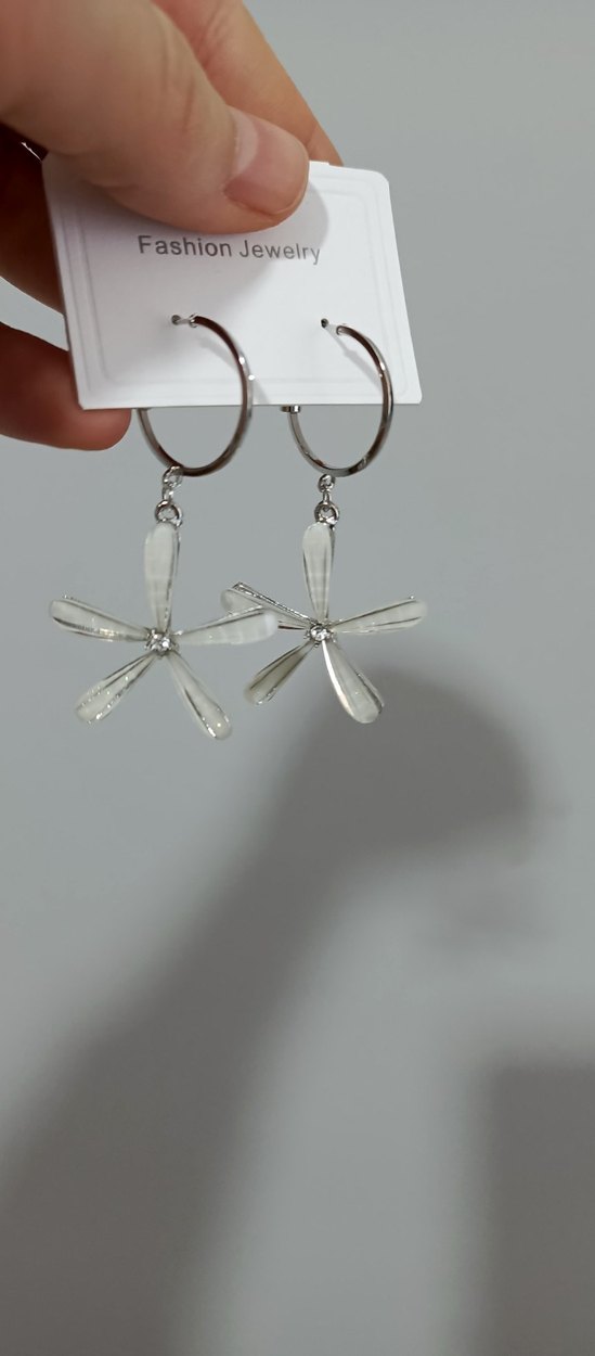 Beyaz Çiçek Desenli Mini Püsküllü Küpe - Görsel 4