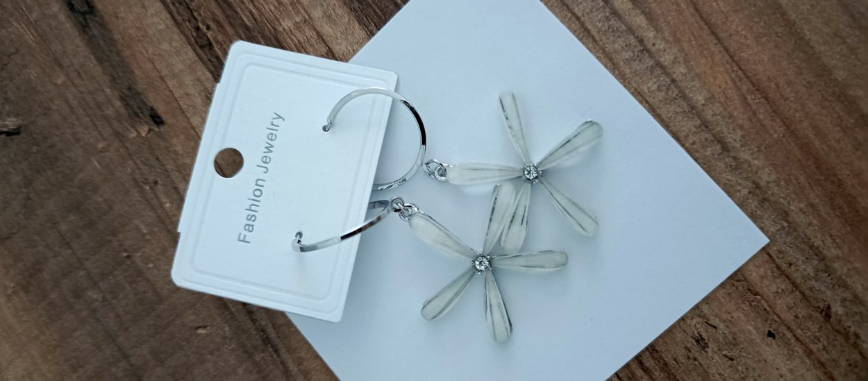 Beyaz Çiçek Desenli Mini Püsküllü Küpe - Görsel 3