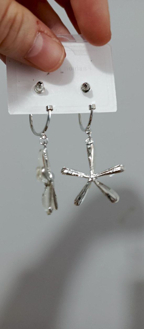 Beyaz Çiçek Desenli Mini Püsküllü Küpe - Görsel 5