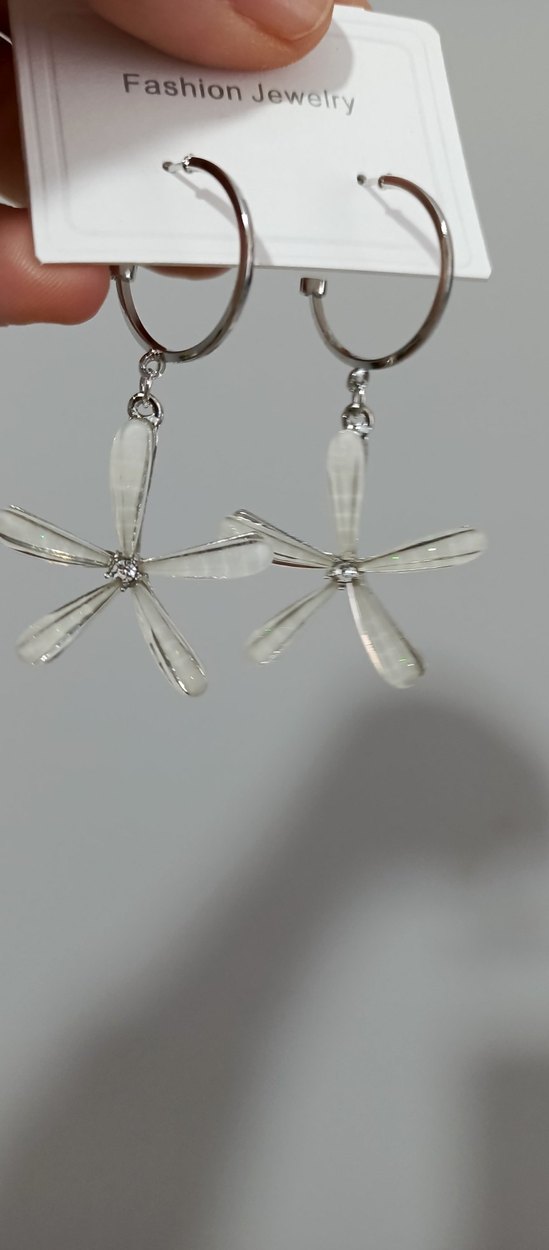 Beyaz Çiçek Desenli Mini Püsküllü Küpe - Görsel 2