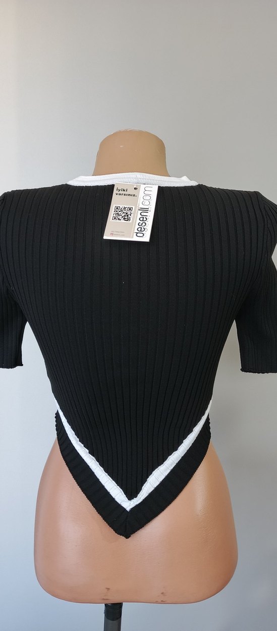 Siyah Beyaz Kenarlı Kısa Kollu Kadın Kazak - Görsel 4